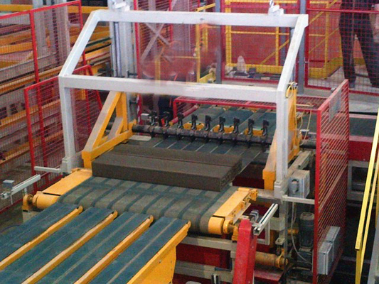 520mm最大切断幅、6～8回/分の切断サイクルで省力化を実現する油圧式粘土レンガ切断機