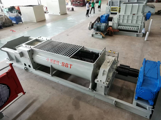20〜30m3/h 容量 粘土製の機械で粘土原料を混ぜる二重シャフト混合機