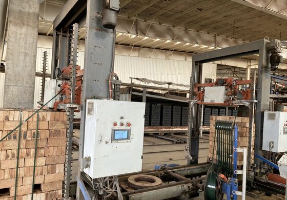 BBT 全自動パレットレス焼成レンガ荷卸し・梱包システム